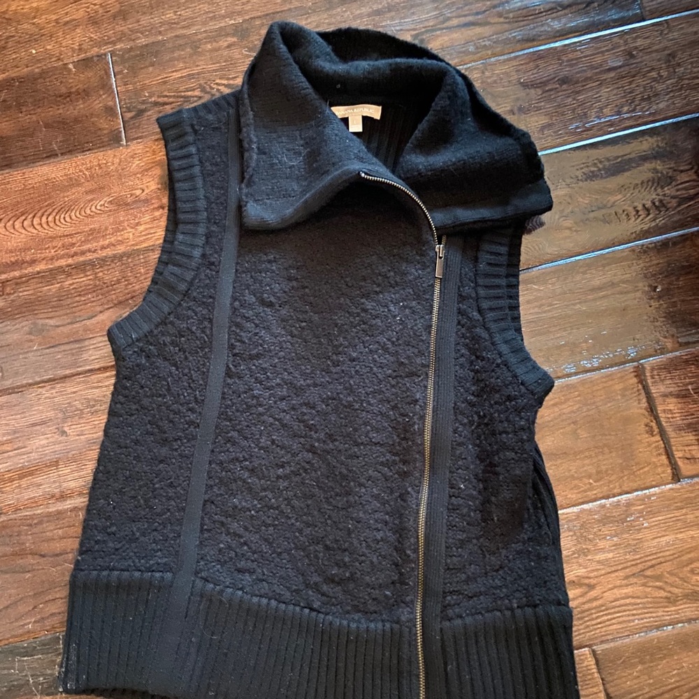 Cute black sweater vest with zipper